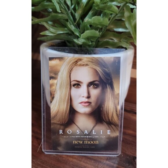 Collectible Rosalie and Emmett New Moon Trading Cards with Protective Sheaths - Picture 8 of 8
